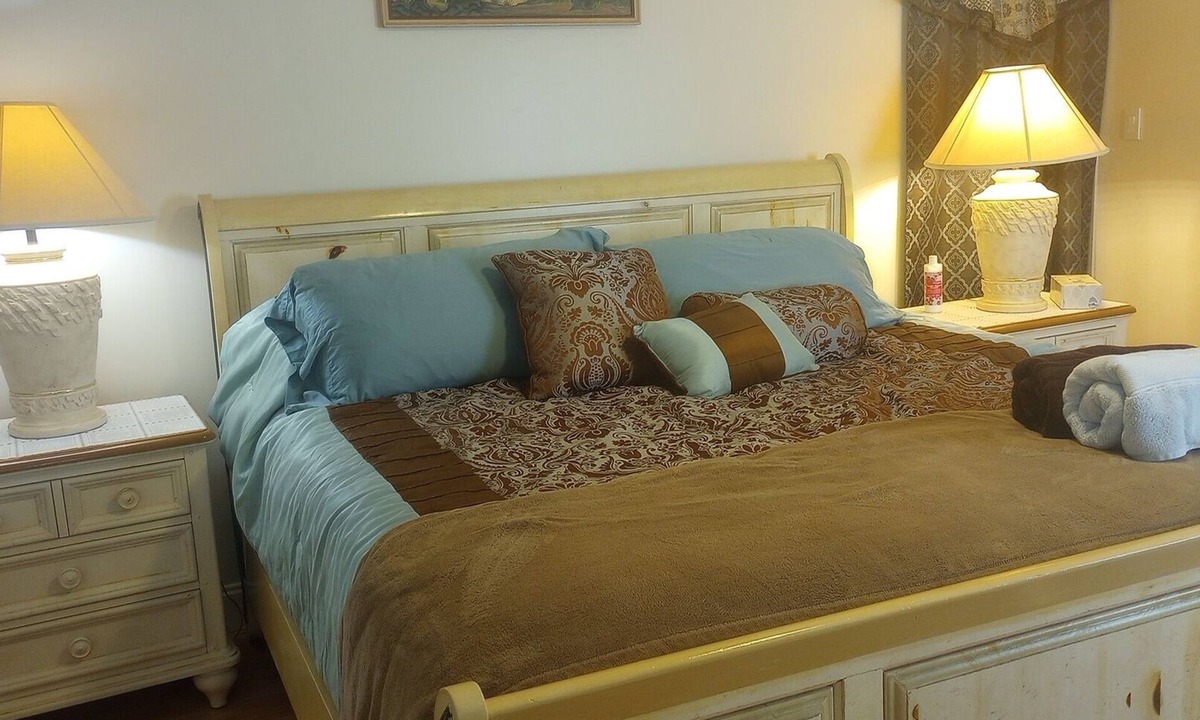 Sandalfoot Cove House | Charming 3-bedroom/2 bath house with AC in Boca Raton