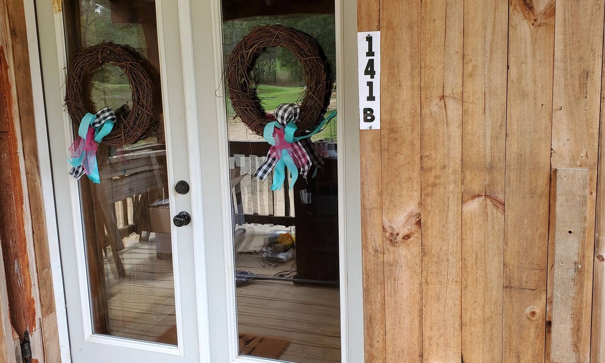 Winona House | Charming 3-bedroom barn in quaint Winona with AC