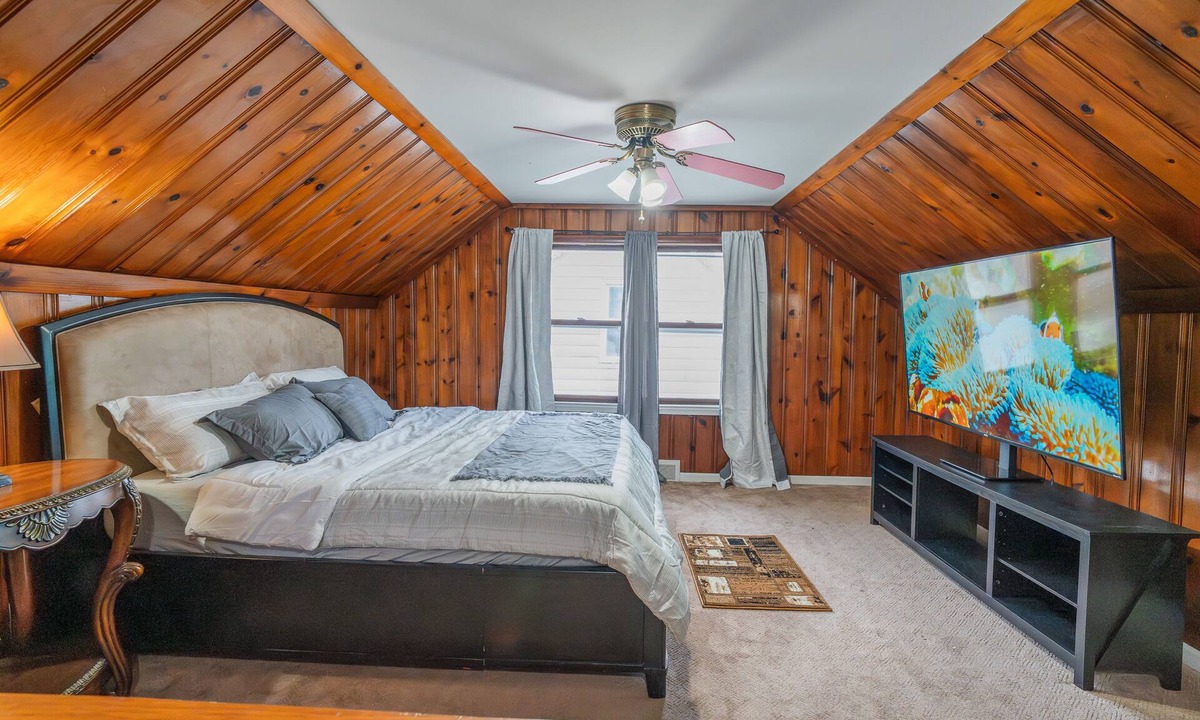 Dearborn House | Charming 3-bedroom bungalow with King Bed Dearborn