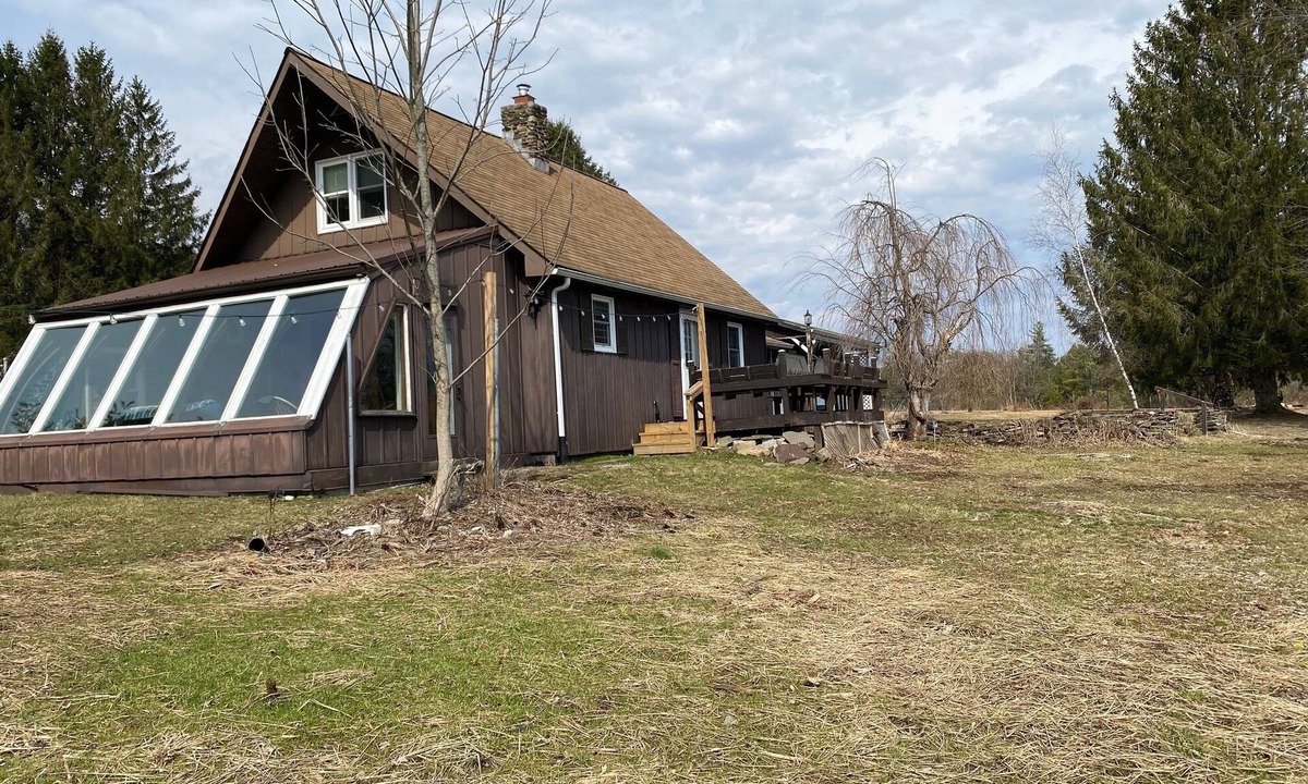 Morris House | Charming 3-bedroom country house with AC, WiFi near Ski Sawmill
