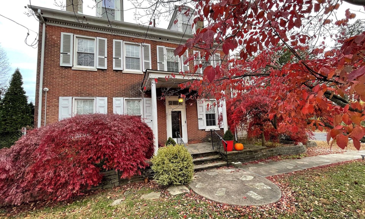 West Bristol House | Charming 3-bedroom farmhouse in Newportville with fast WiFi and AC