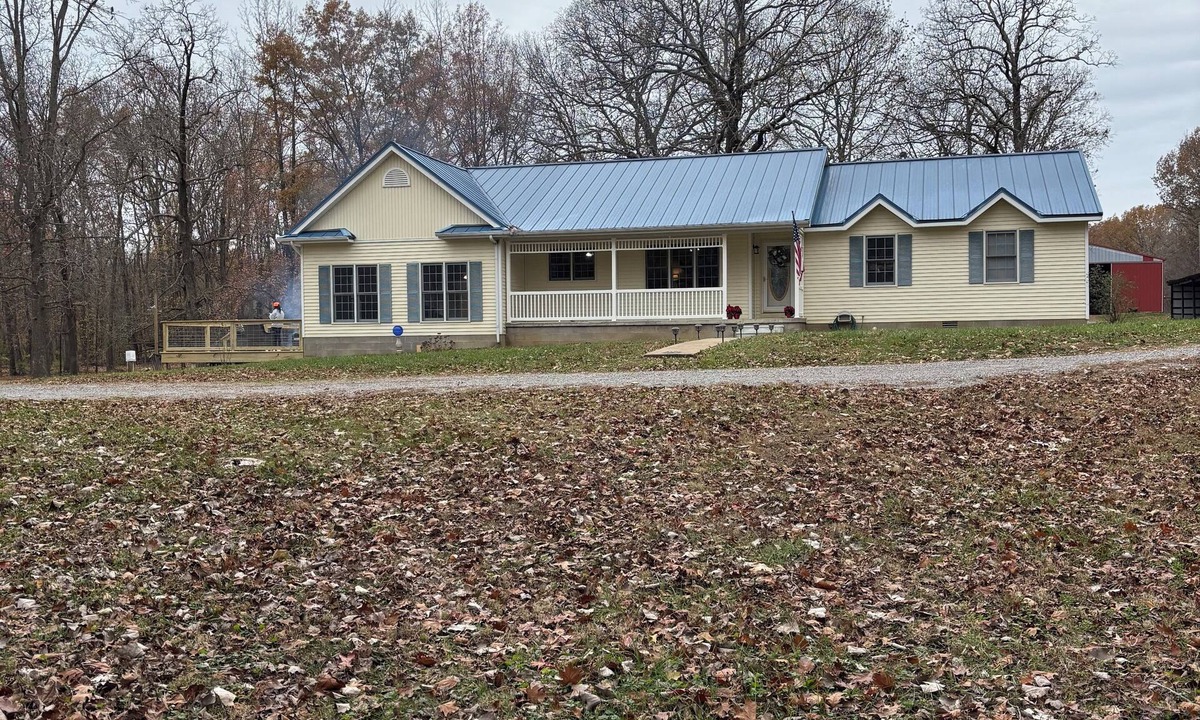 Saline County Other | Charming 3-bedroom farmhouse with WiFi, Heat AC in wonderful Stonefort Illinois.