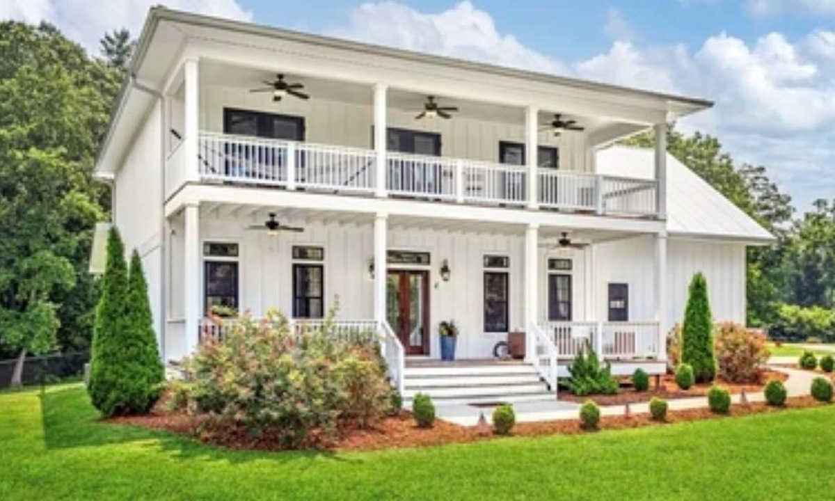 Fletcher House | Charming 3-bedroom farmhouse with Pool &Hot Tub in Asheville Fletcher area
