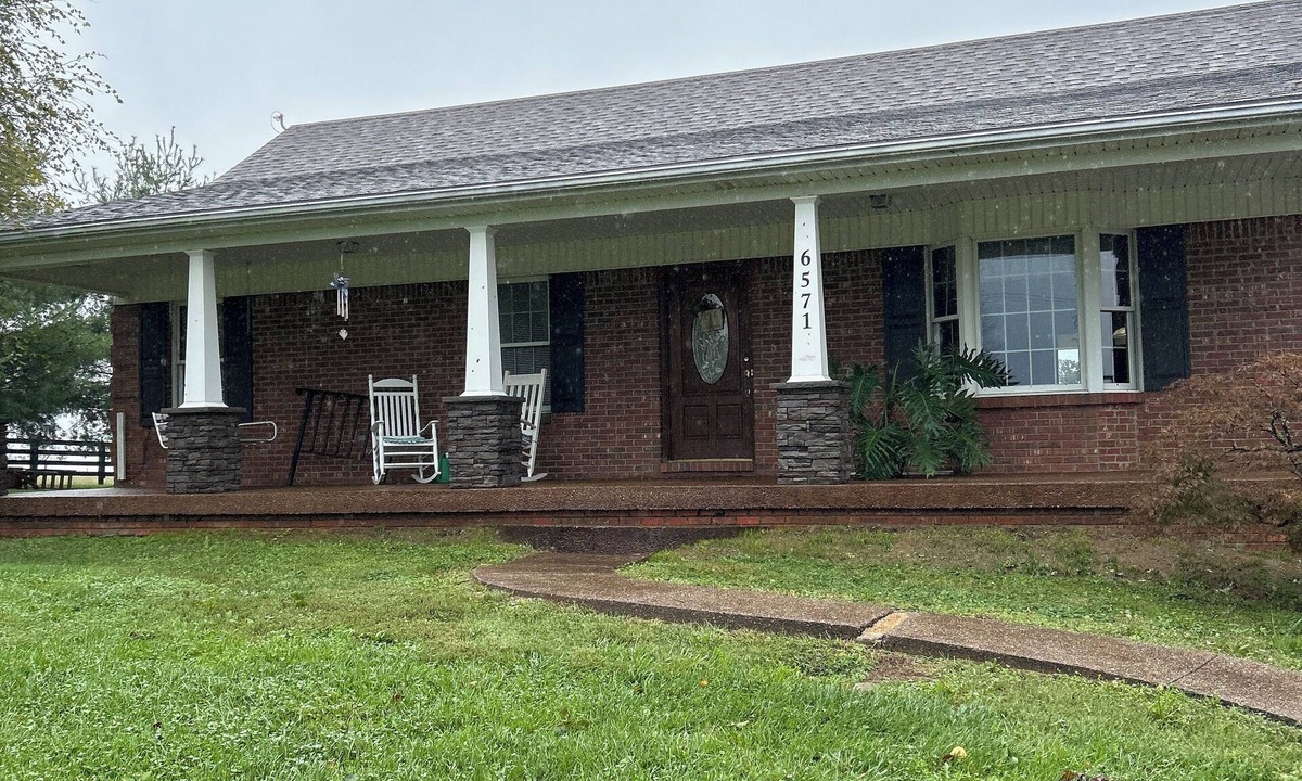 Chaplin House | Charming 3-bedroom house ,pool table, fire pit at the Lewis getaway!