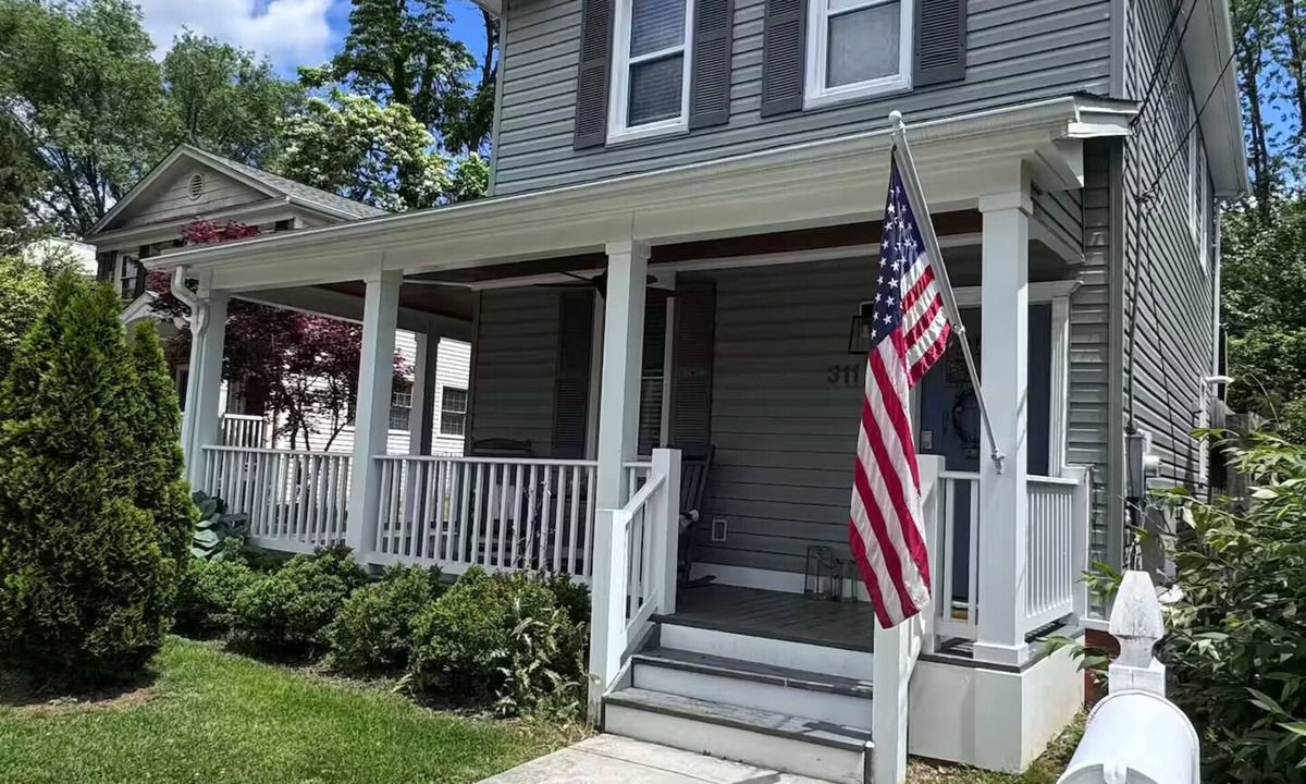 Penrose House | Charming 3-bedroom home in Arlington w/Hot Tub, Parking Close to Everything DC