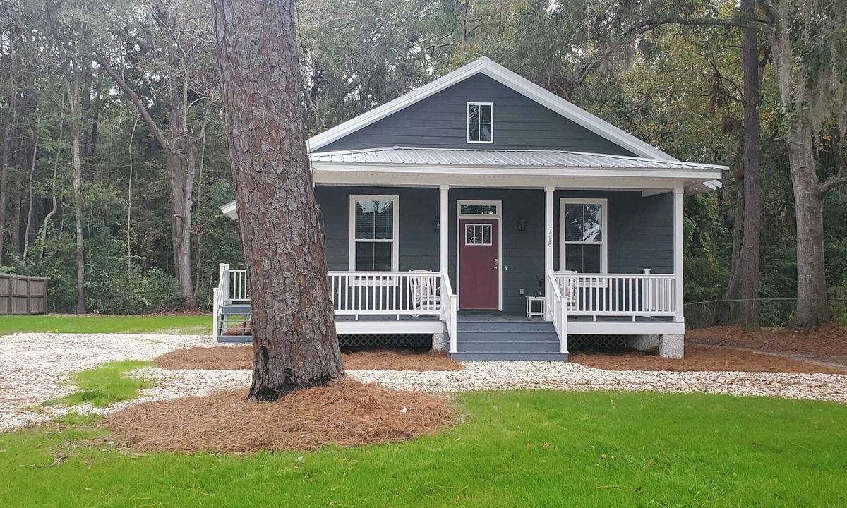 Darien House | Charming 3-bedroom home within walking distance to downtown area/FLETC friendly