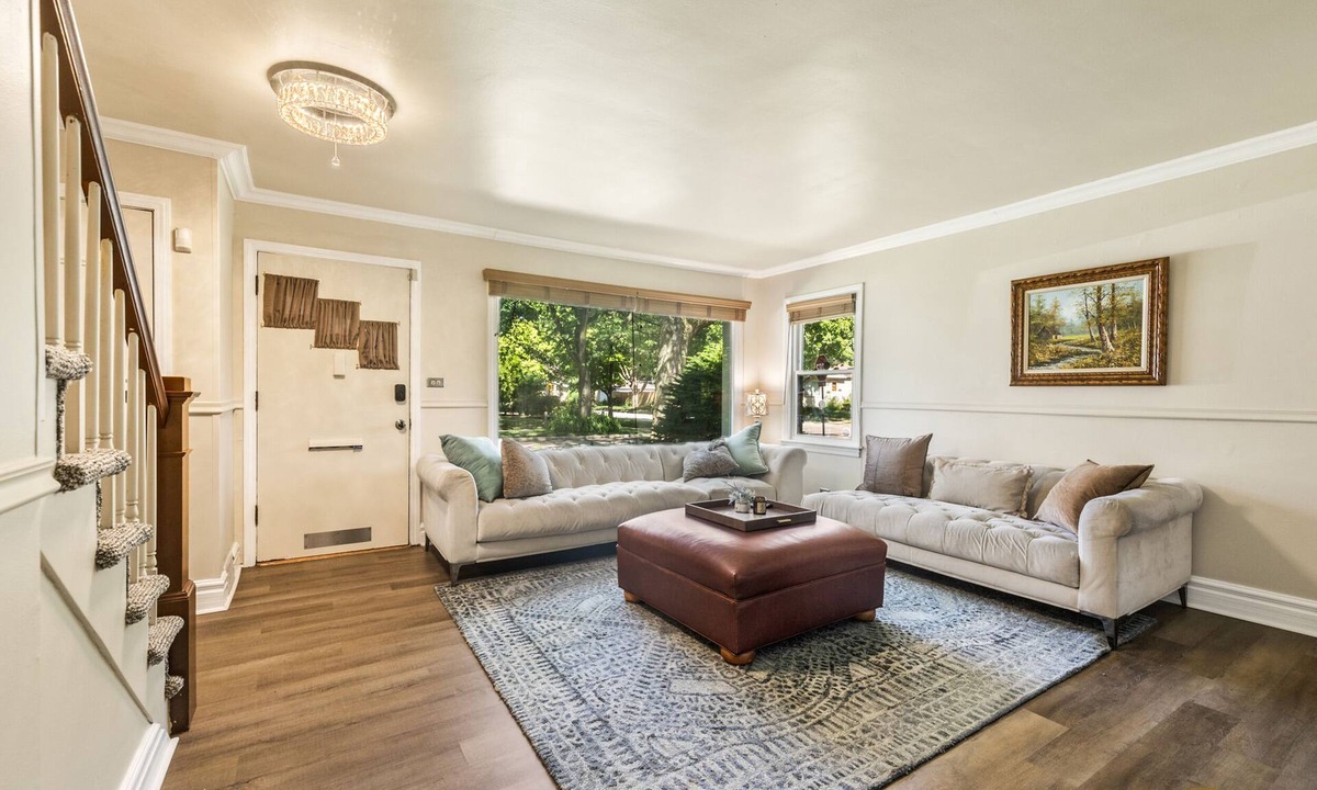 Evanston House | Charming 3-bedroom house with cinema room massage chair in peaceful Evanston