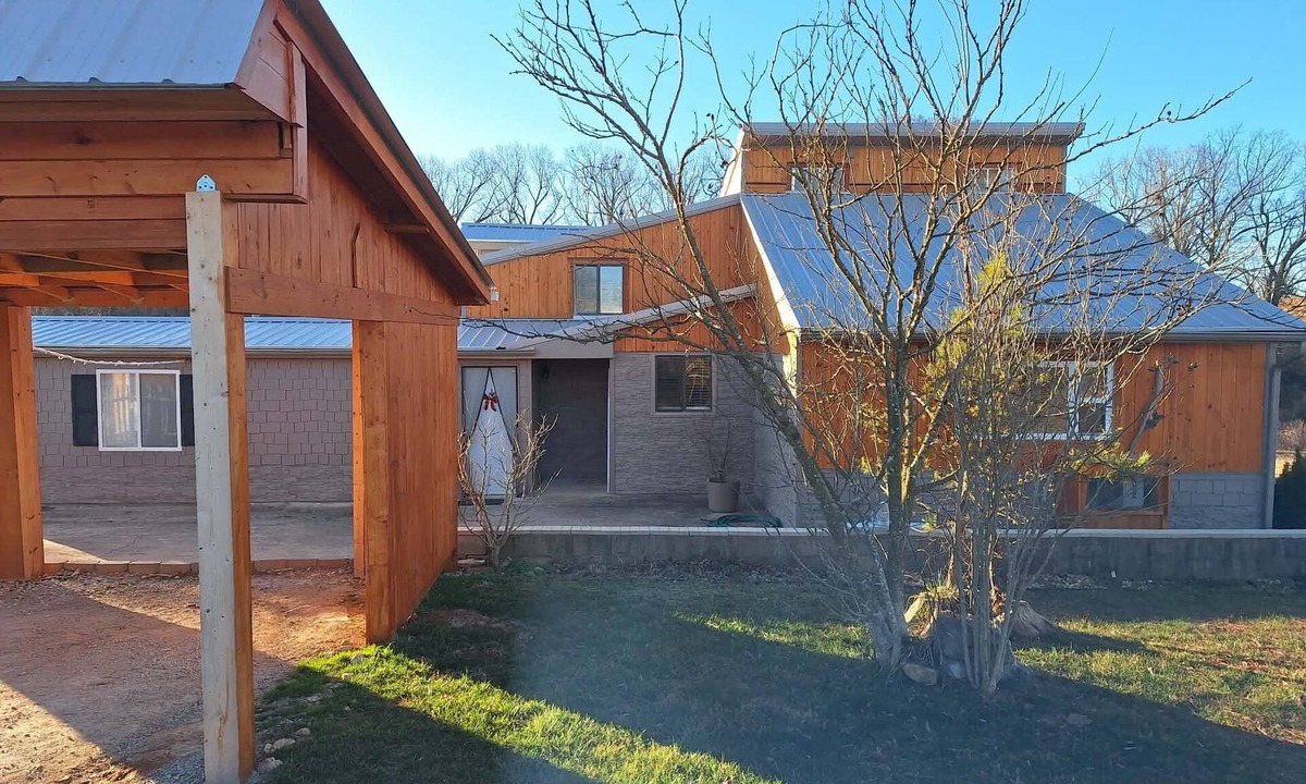 Harrison House | Charming 3-bedroom house with AC in the Country