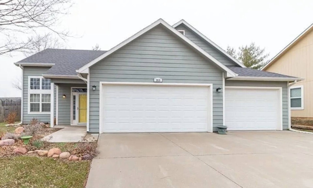 Lawrence House | Charming 3-bedroom house, sleeps 8, easy access to K-10