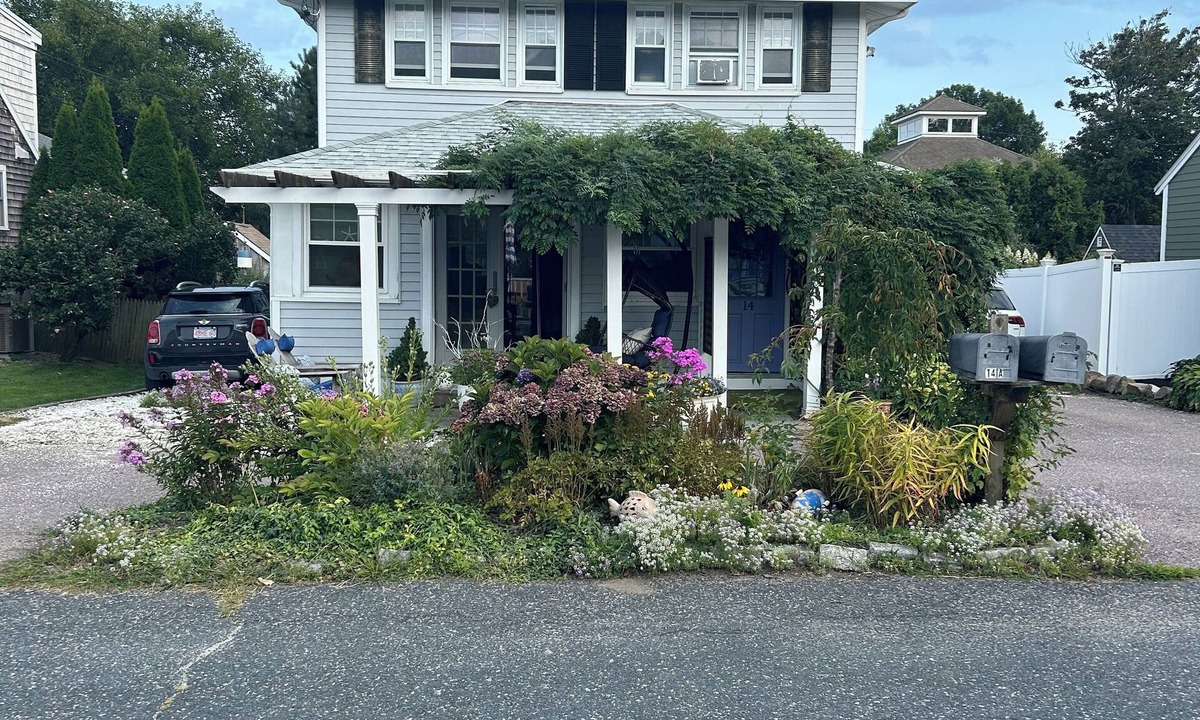 Scituate House | Charming 3-bedroom house in lovely Scituate, Ma. close to beach with water views