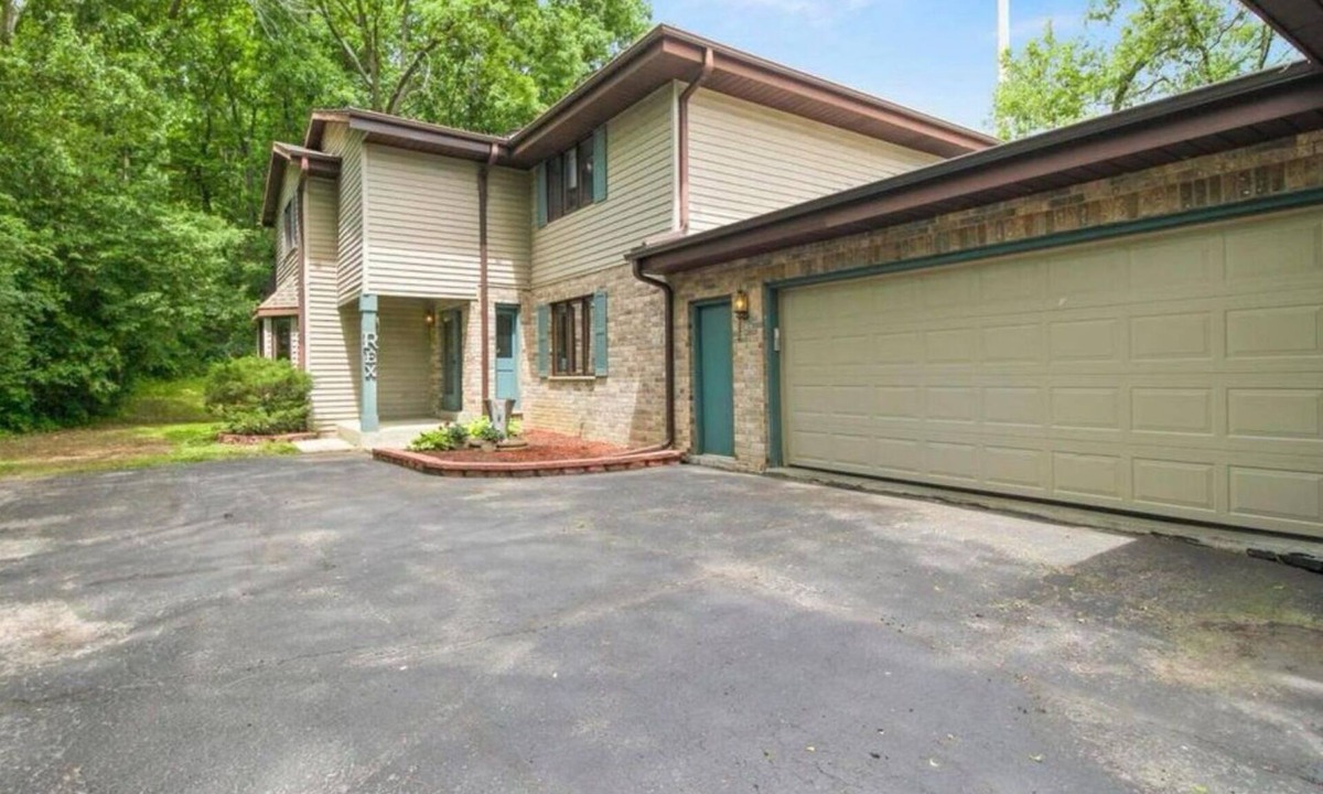 Waukesha House | Charming 3-Bedroom House-Ideal for a Relaxing Stay