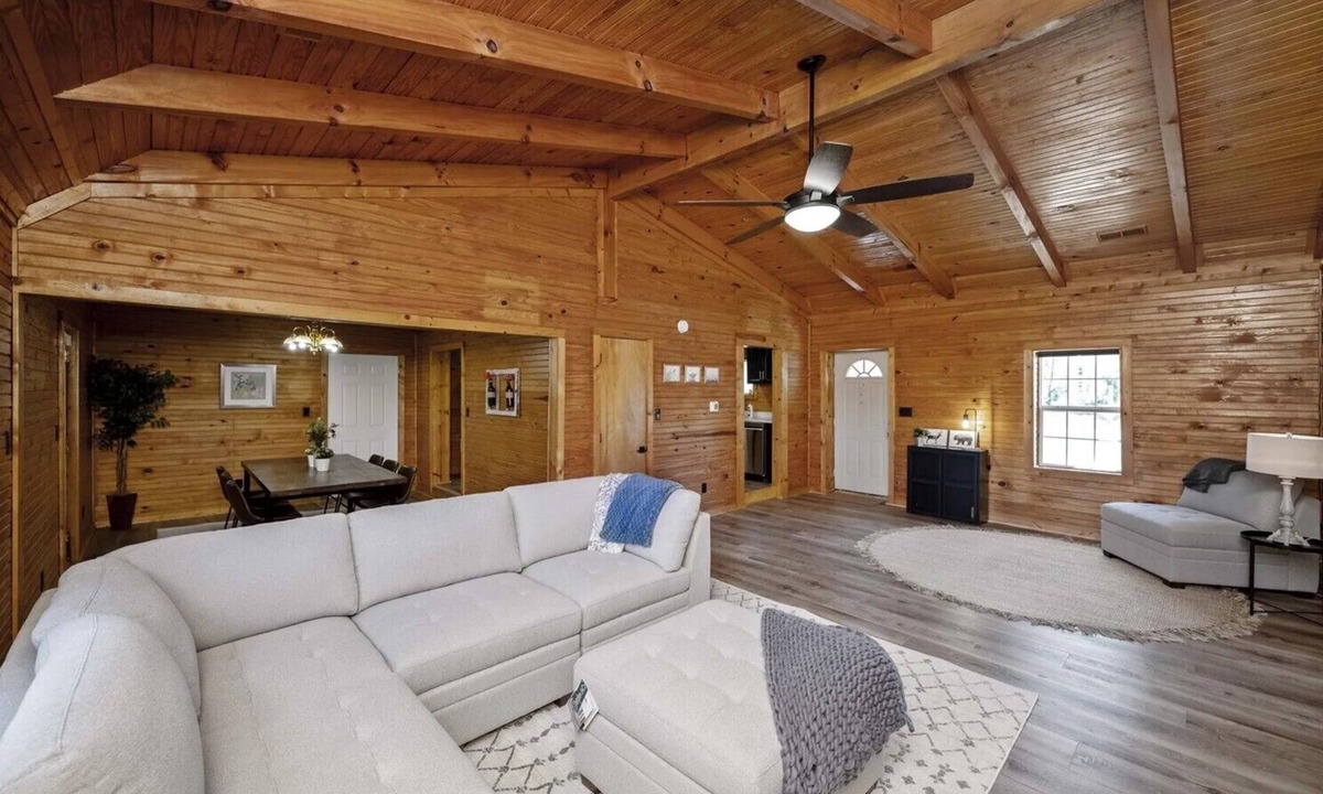 Campton House | Charming 3-bedroom house with cozy cabin-inspired interior