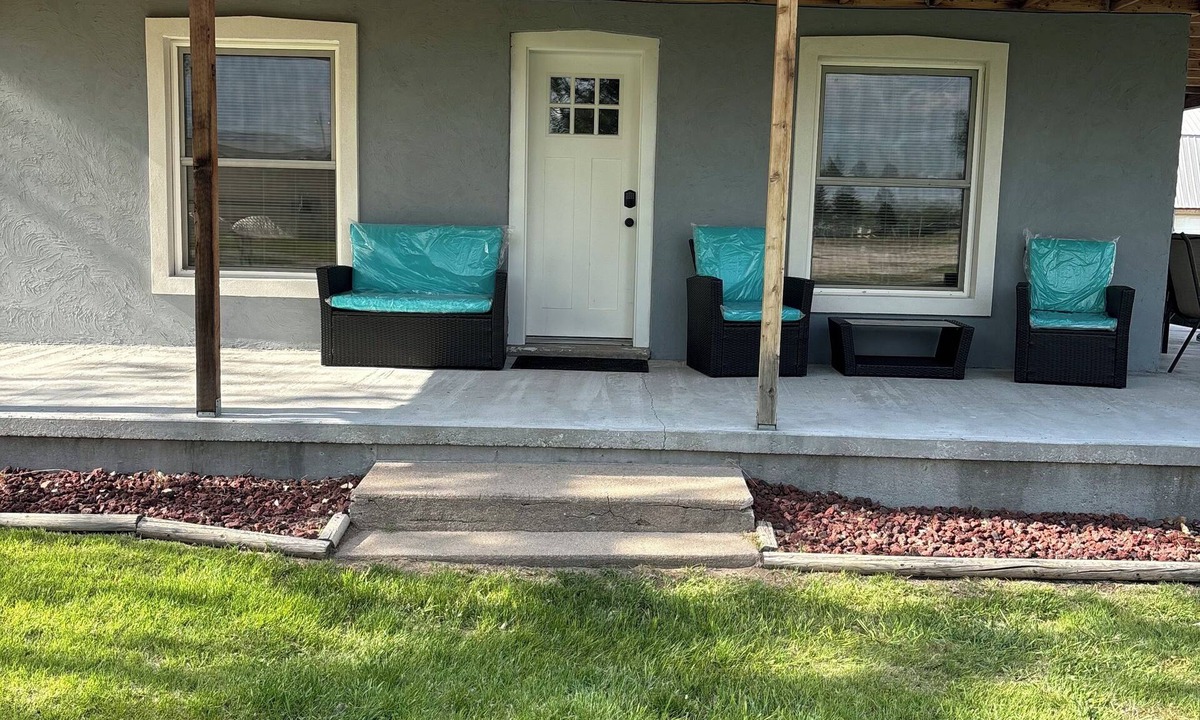 Oshkosh House | Charming 3-bedroom house in wonderful town of Oshkosh, family and pet friendly!