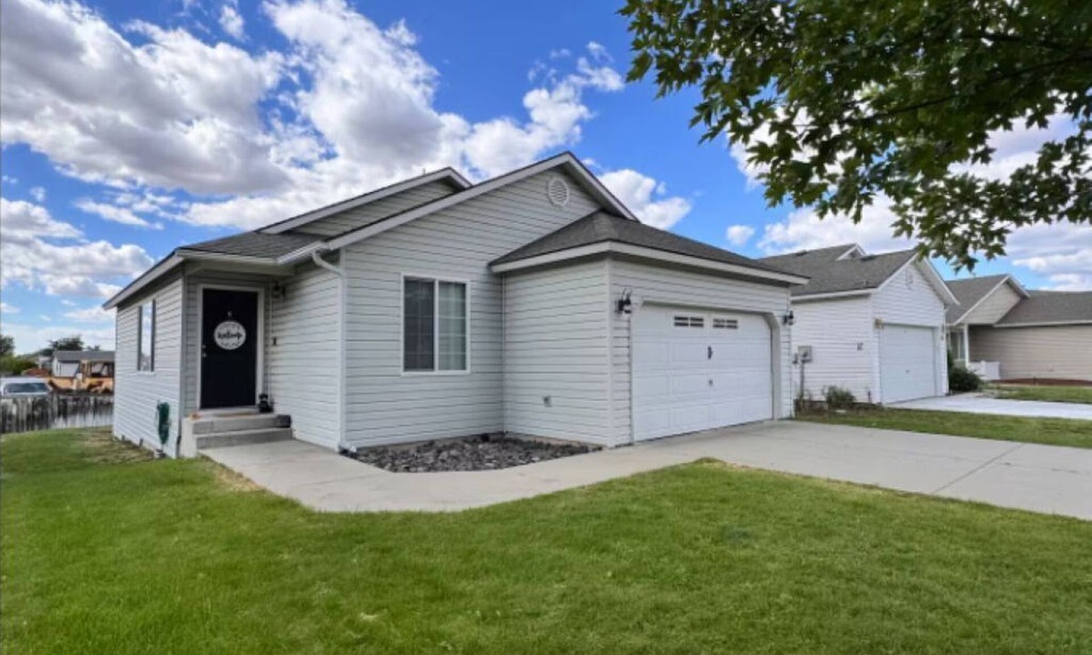 Cheney House | Charming 3-bedroom house in beautiful Cheney with AC