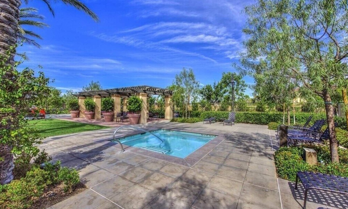 Stonegate House | Charming 3-bedroom house with WiFi, lounge and fitness area in back yard.