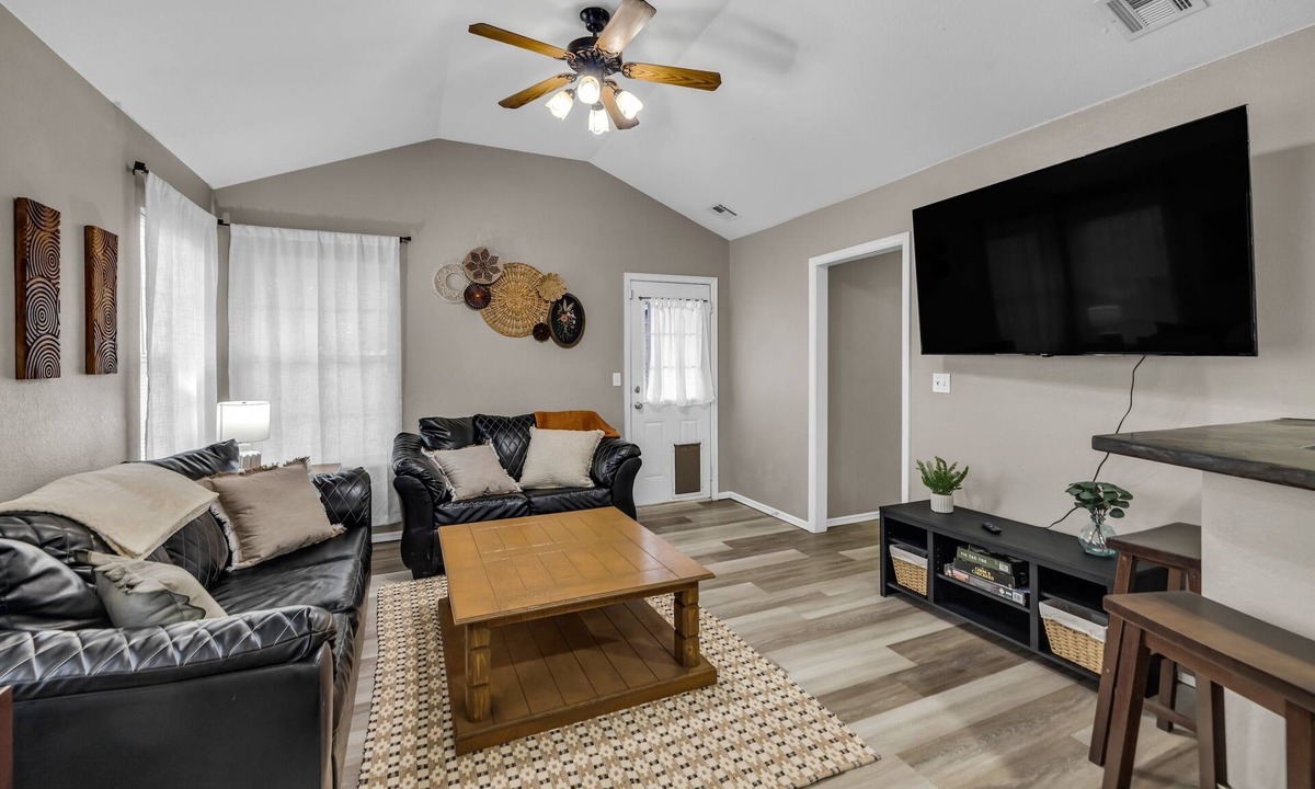 Owasso House | Charming 3-bedroom house w/KING Bed in Prime Location of Owasso w/WiFi