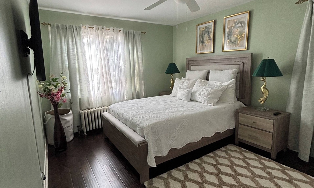 Queens House | Charming 3-bedroom house in Queens with WiFi and AC