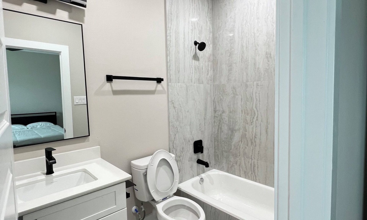 North Houston House | Charming 3-bedroom modern townhome with WiFi within 5 miles of Downtown Houston
