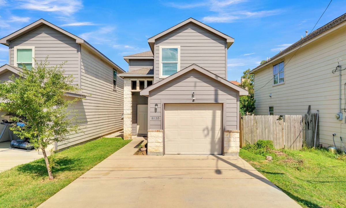 Southeast Houston House | Charming 3-bedroom single family house, family friendly in brilliant Hobby area.
