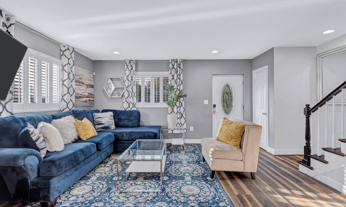 Northeast House | Charming 3-bedroom townhome w/free parking in Washington/Oasis outdoor fam-fri