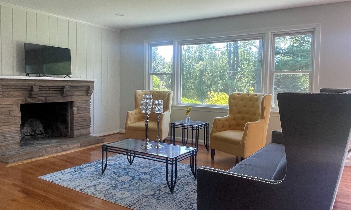 Great Falls House | Charming 3-bedroom house in wonderful Great Falls with WiFi, AC