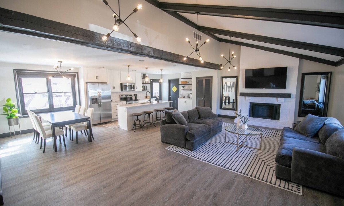 Indianapolis House | Charming 3 Bedroom Ranch in Keystone at the Crossing