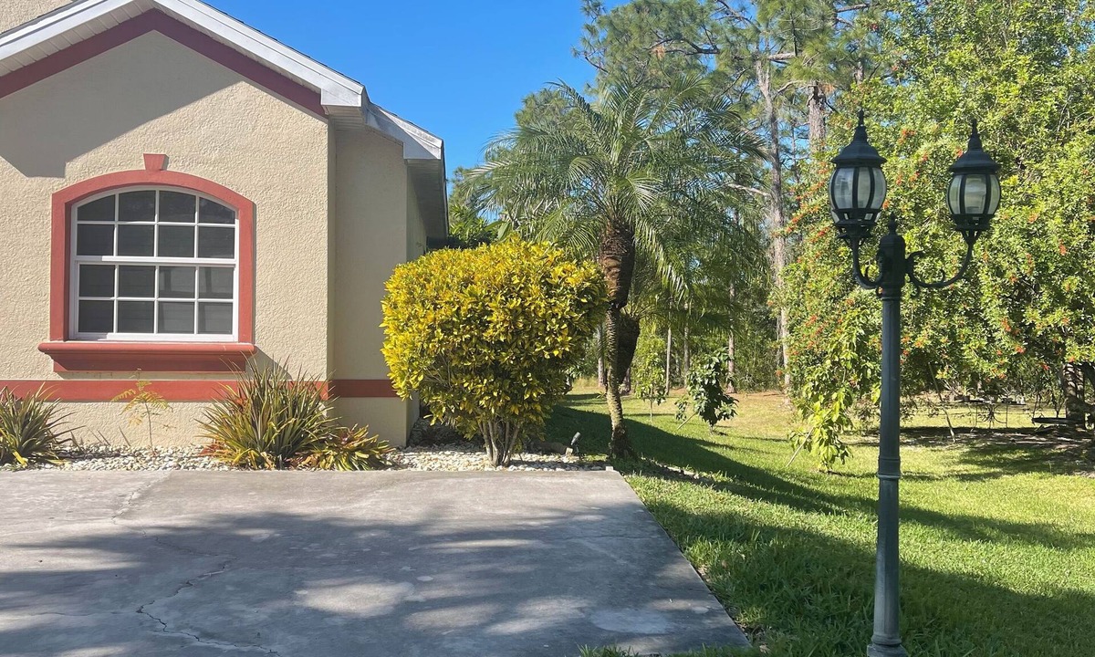 Joel House | Charming 3-bedroom house in marvelous Lehigh Acres with Heated Pool and Jacuzzi