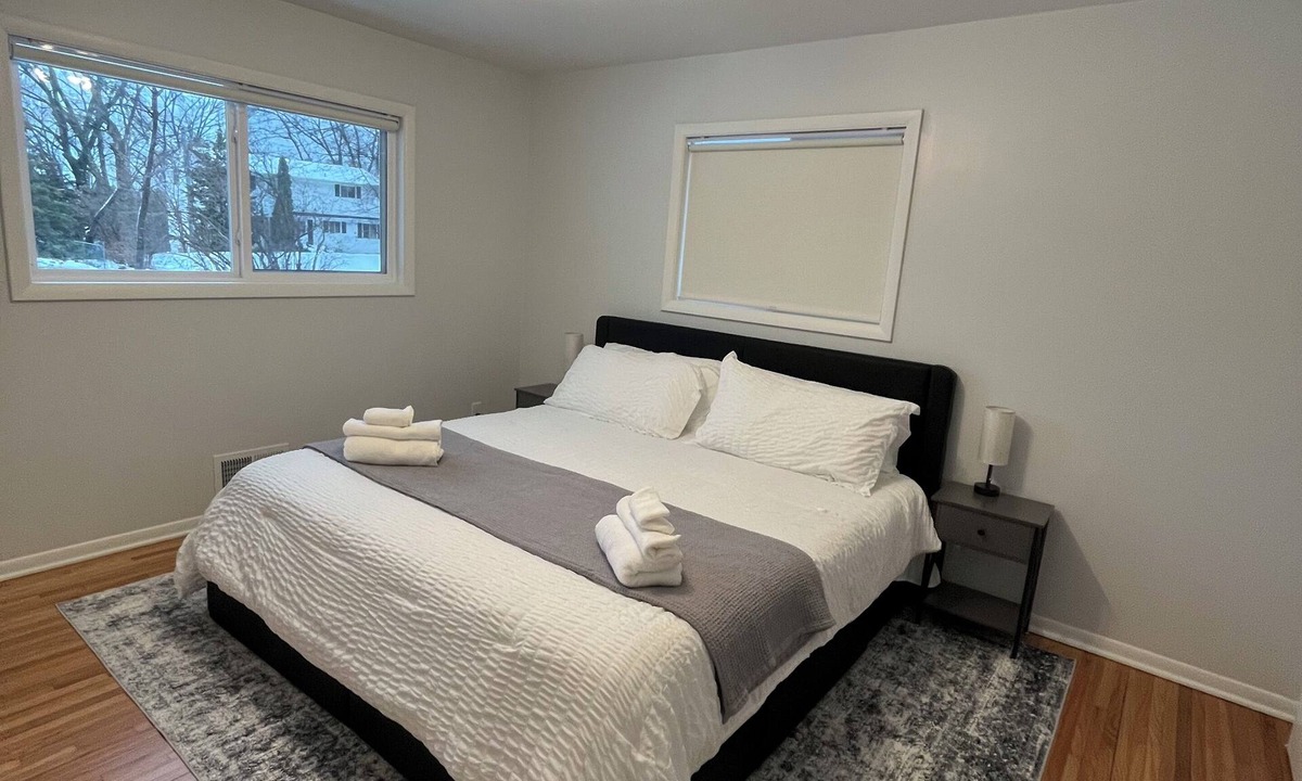 Plymouth House | Charming 3-bedroom house in amazing Minneapolis west metro with WiFi, AC, yard