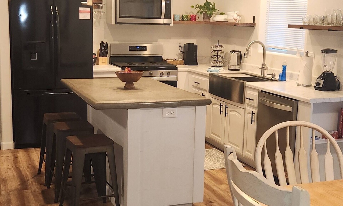 Paso Robles House | Charming 3-bedroom 2 bath house. 2 king suites, attached baths. 6 car parking.