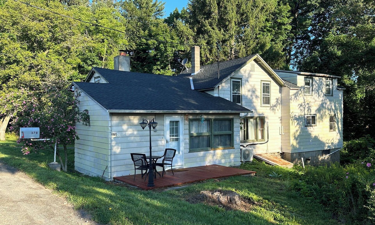Rock Stream House | Charming 3-bedroom farmhouse in Rock Stream including vineyard and winery tour.
