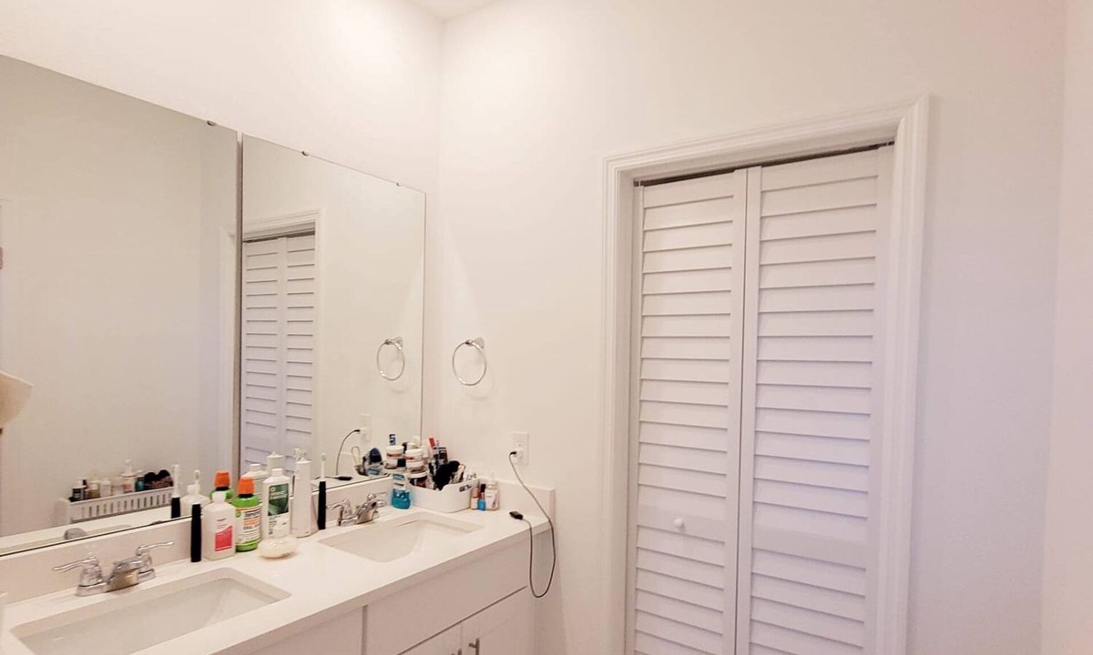 St. Cloud House | Charming 3-bedroom house with fitness room, WiFi in welcoming Saint Cloud