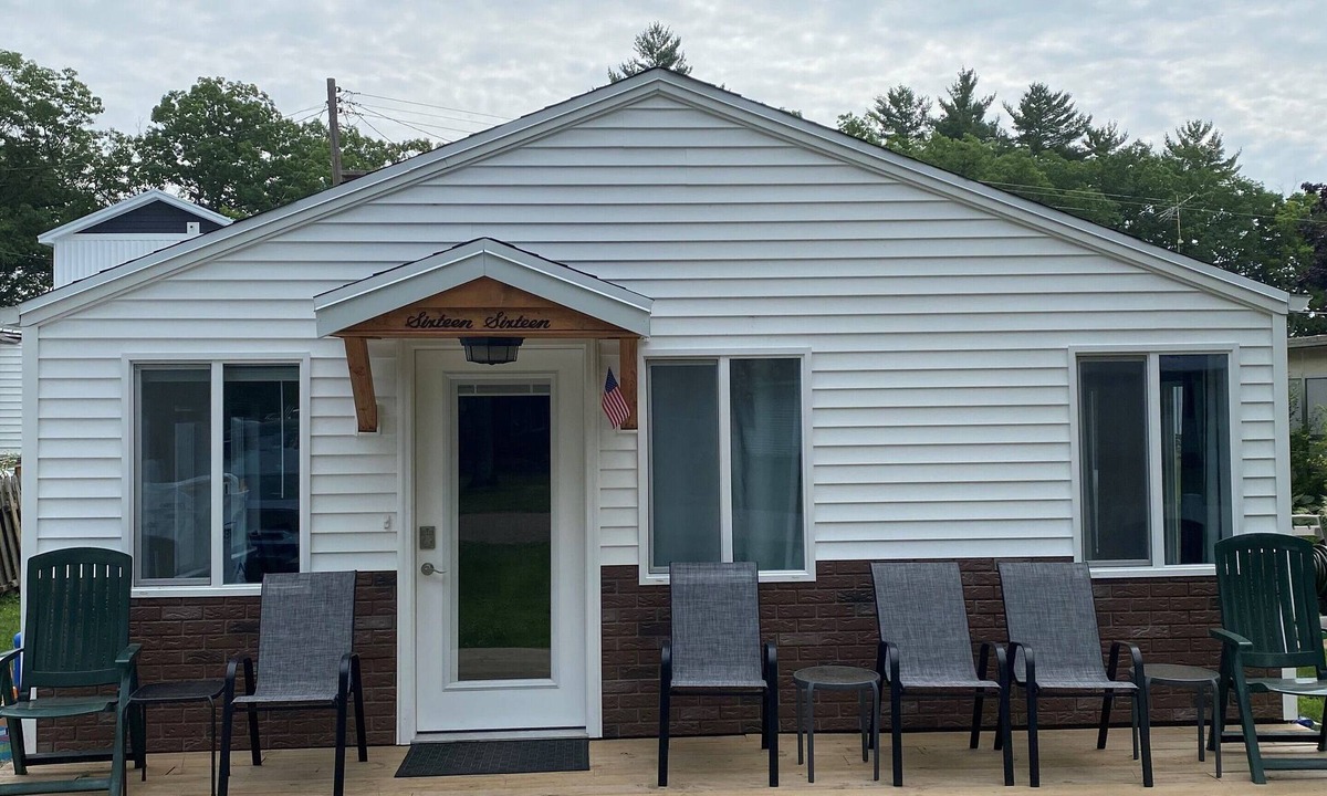 White Cloud Cottage | Charming 3-bedroom cottage with WiFi and AC in delightful White Cloud