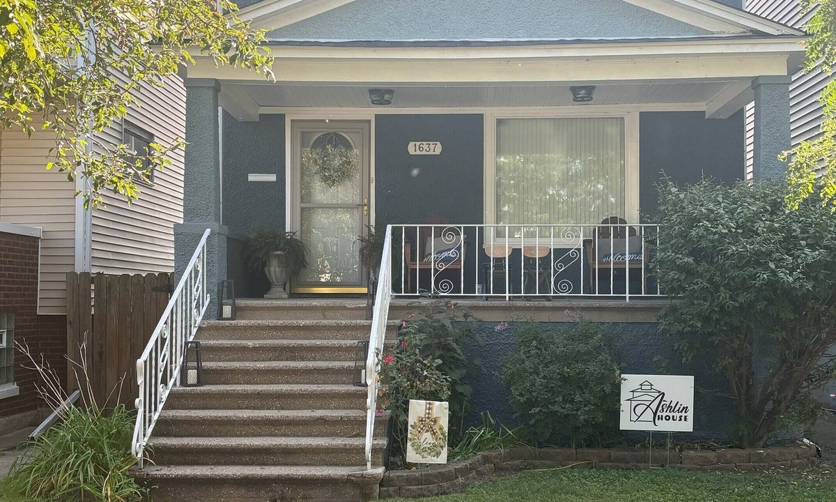 Whiting House | Charming 3-BR home on a cobblestone street near the Lake Michigan waterfront.
