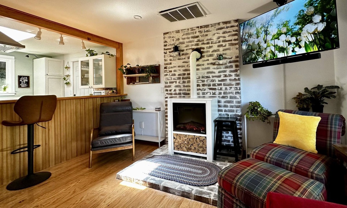 Mount Vernon House | Charming, 3 BR Home on a corner lot in Mount Vernon.