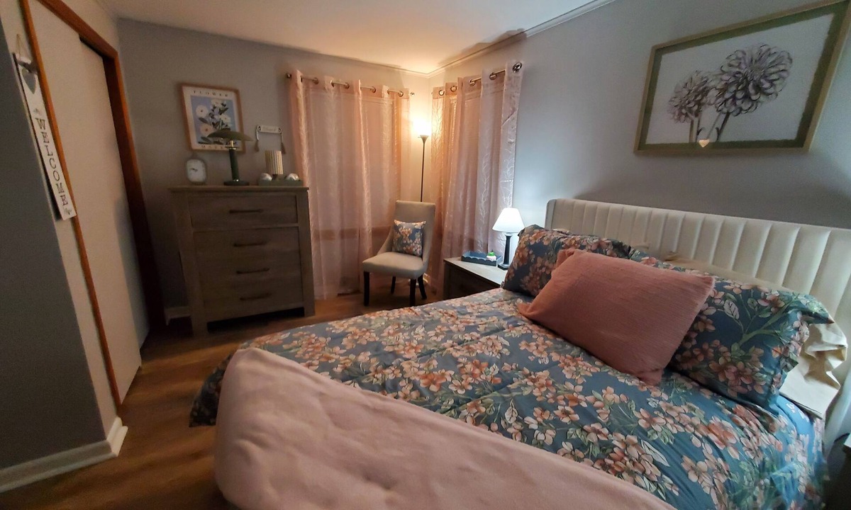 Fredonia House | Charming 3B, 1& 1/2 Bath ranch house. Sleeps 6. Full AC. Near SUNY Fredonia.