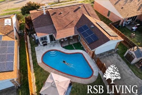The Colony House | Charming 3BD 2BA Villa with Pool