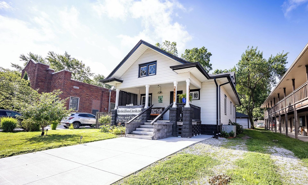 Lincoln Apartment | Charming 3bd w/front porch, back patio in fenced yard, walkable neighborhood