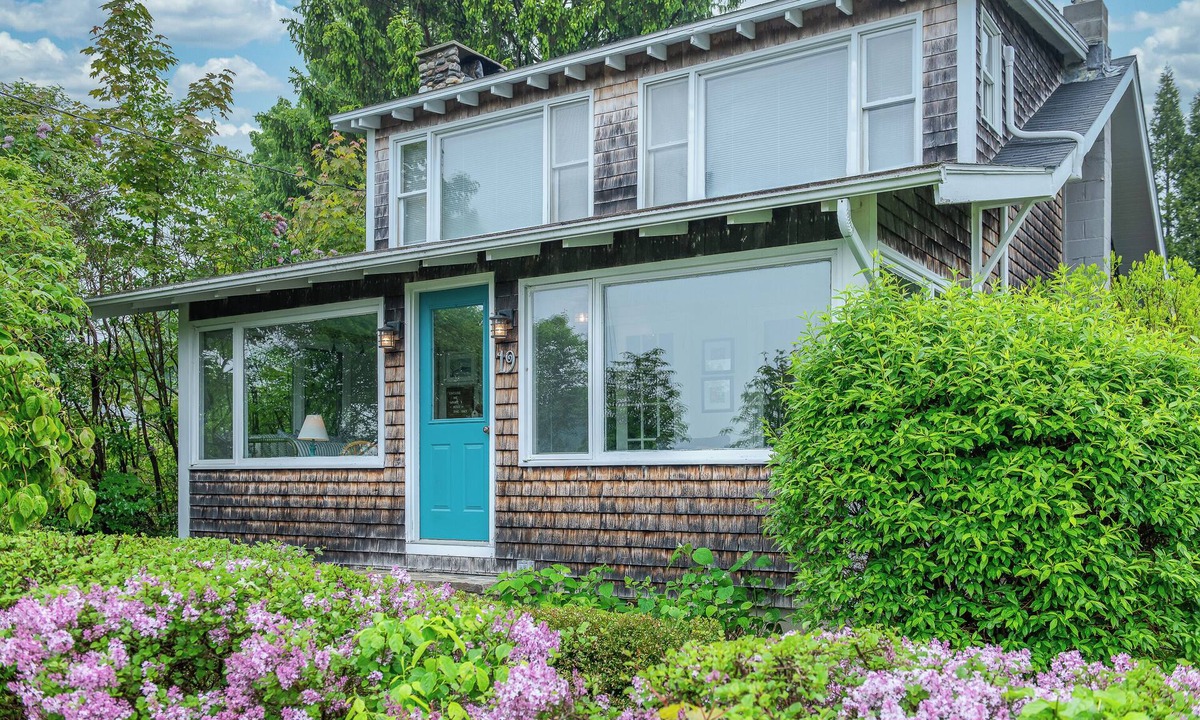Mid-Coast and Islands House | Charming 3BR, 2.5BA Pet-friendly home, Ocean access just a short walk away