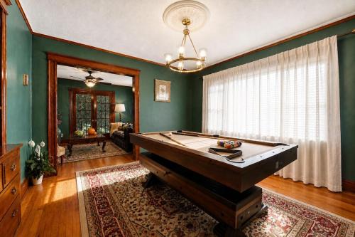 Brook Farm Apartment | Charming 3BR Boston Stay Garage EV, Pool Table