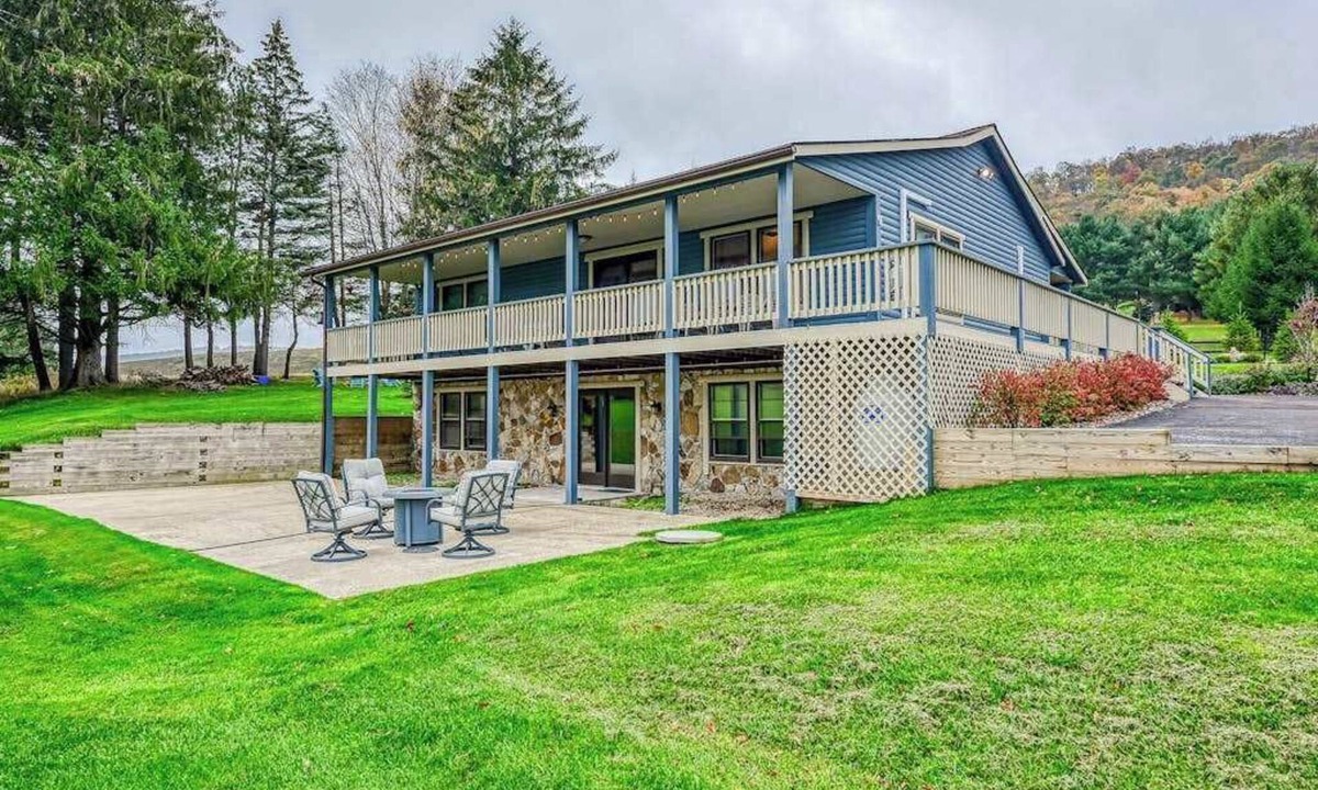McHenry Ski Chalet | Charming 3BR Cabin - POND VIEW - McHenry