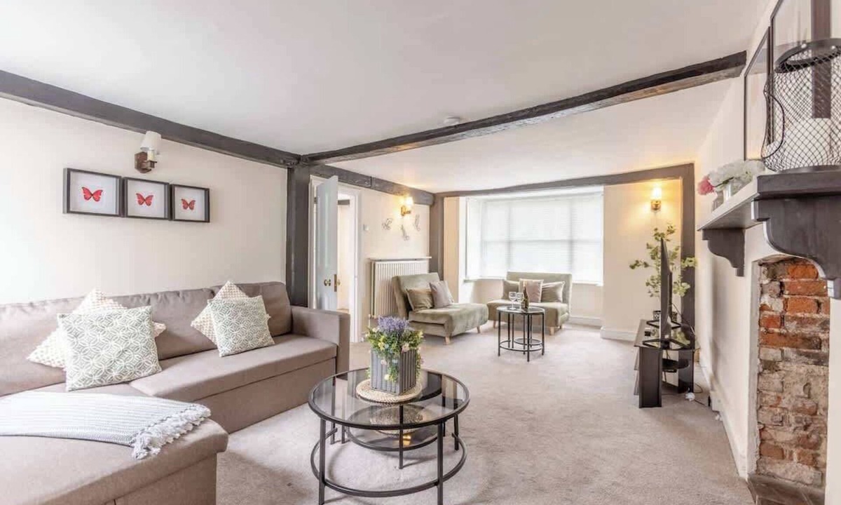 Datchet House | Charming 3BR Cottage Near Windsor - By Tempstay