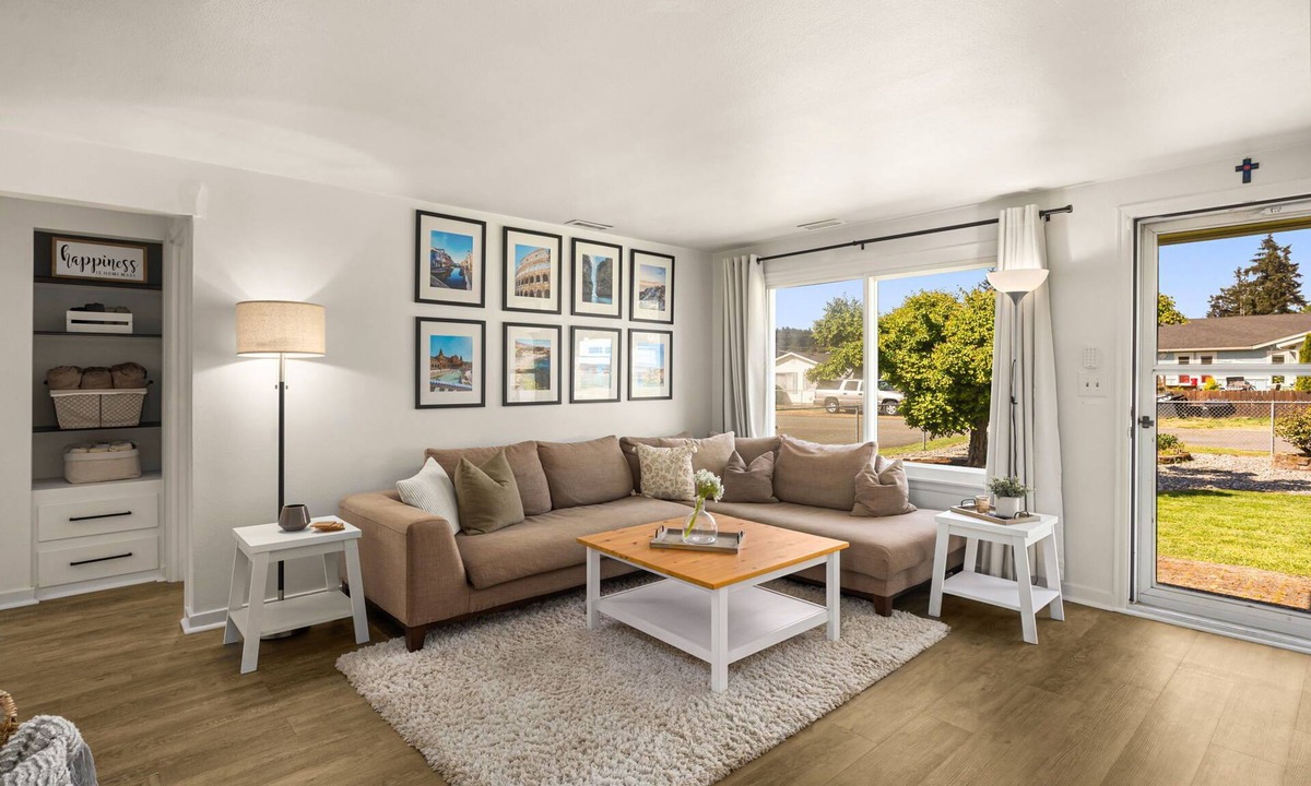 Des Moines House | Charming 3BR Home in South Seattle 5min to Light Rail. Private Yard & Deck
