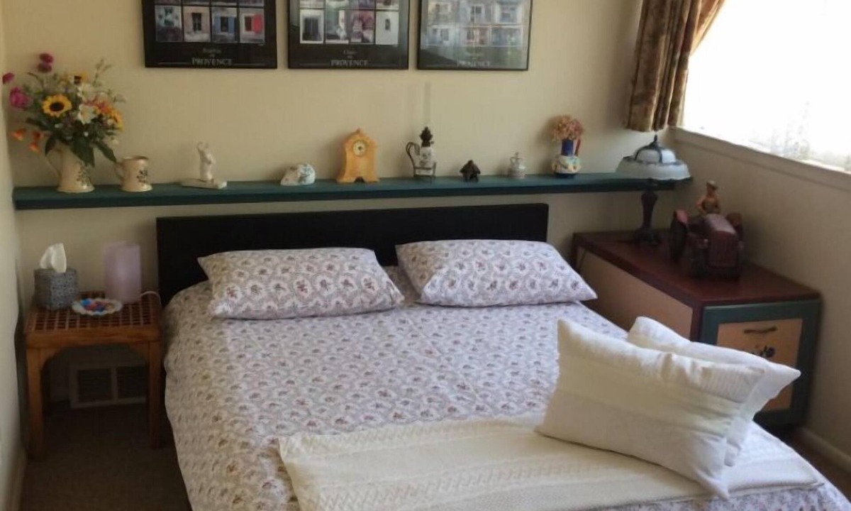 Society Hill Apartment | Charming 3rd Flr Bedroom with Private Bath & Roof-Deck & Parking