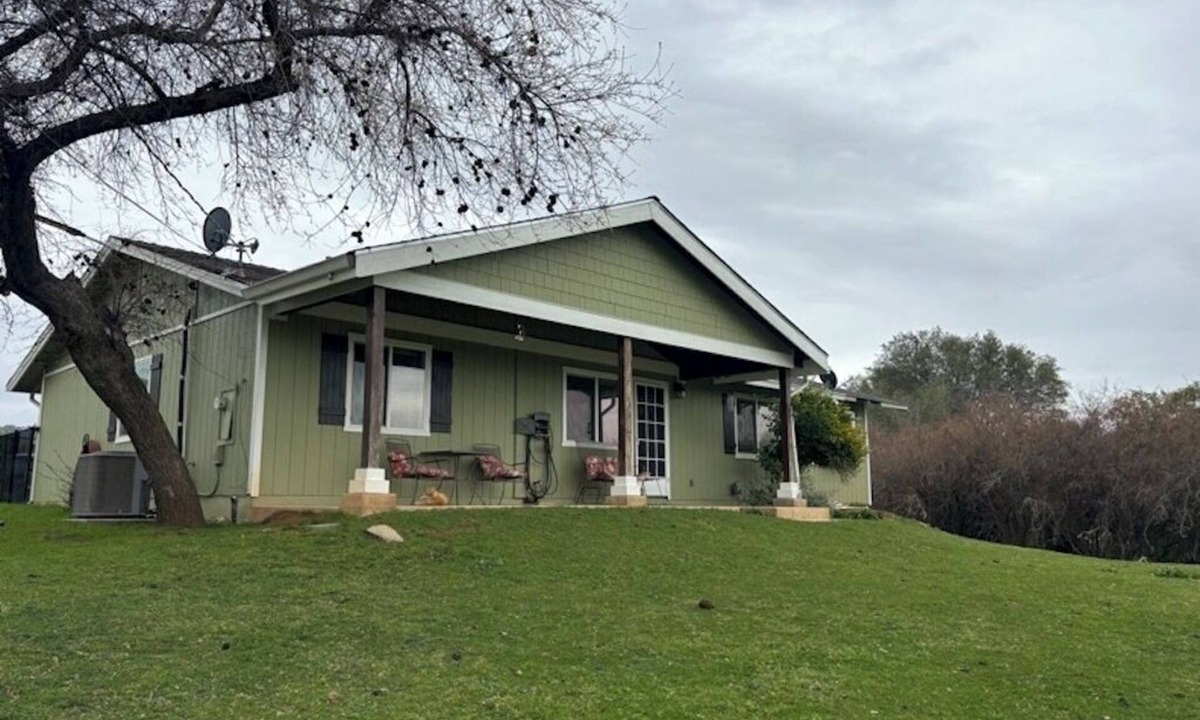 Newcastle House | Charming 4 BD farmhouse with AC and WiFi in fabulous Newcastle on the Wine Trail