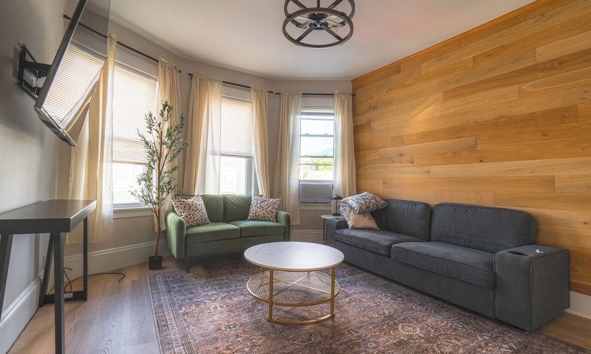 Salem Apartment | Charming 4 BDR - 10 min Walk to Downtown & Free parking!