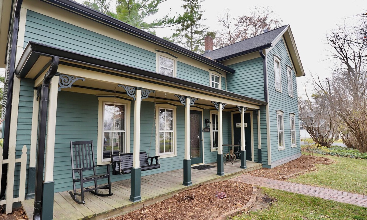 McFarland House | Charming 4 Bed, 2.5 Bath home minutes from Madison perfect for any occasion.