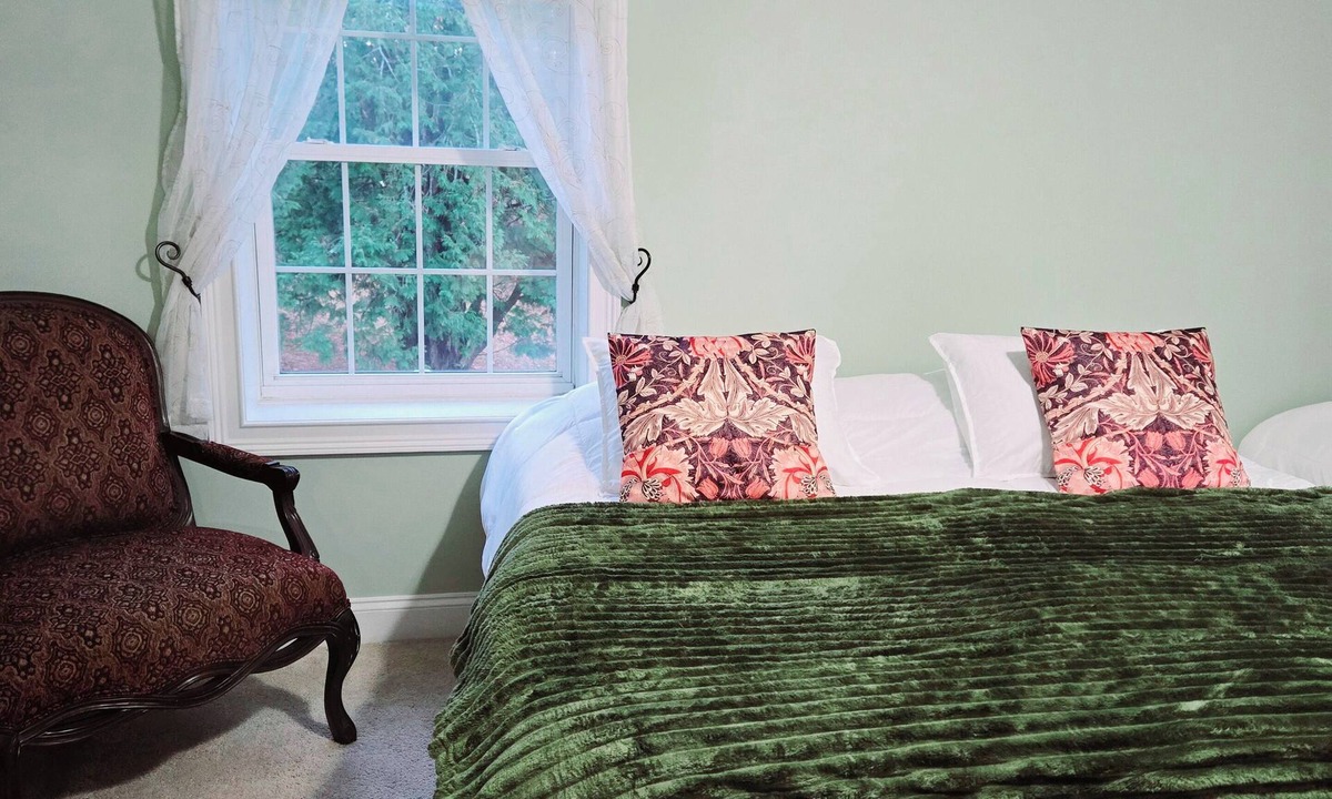 Town of Lloyd House | Charming 4-bedrm Colonial Farmhouse amidst the mountains with WiFi in Highland.
