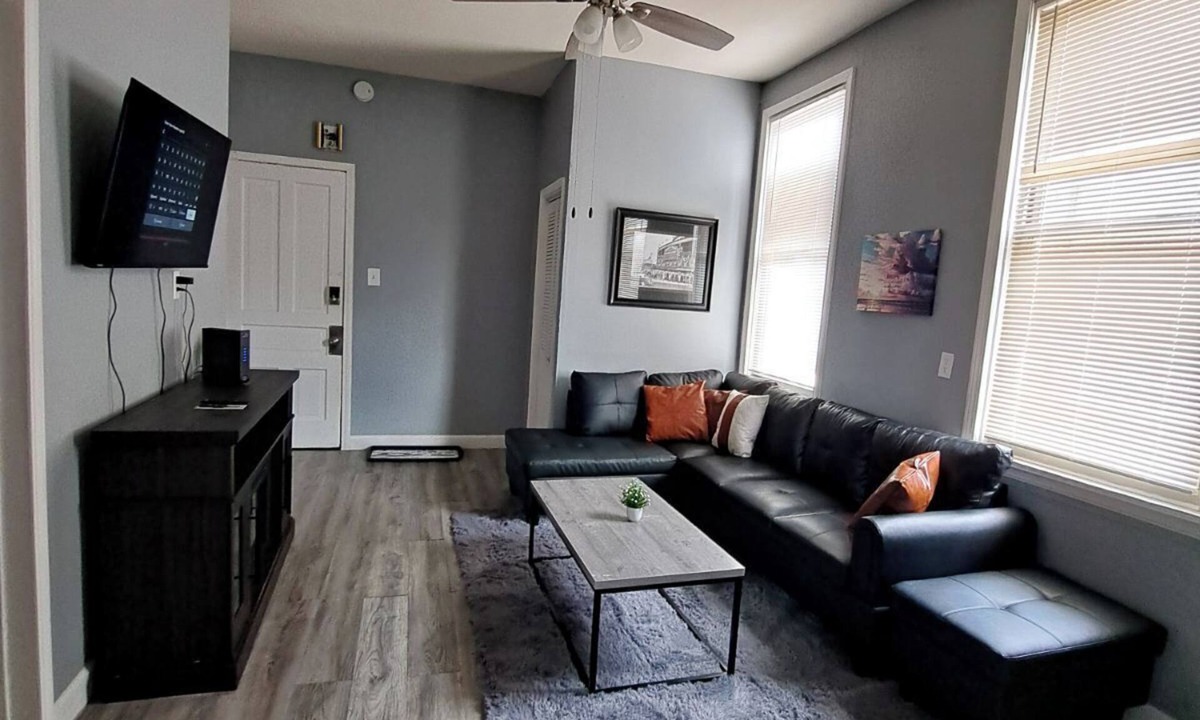 West Lakeview Apartment | Charming 4-bedroom apartment in delightful Chicago with central heat/AC, WiFi.