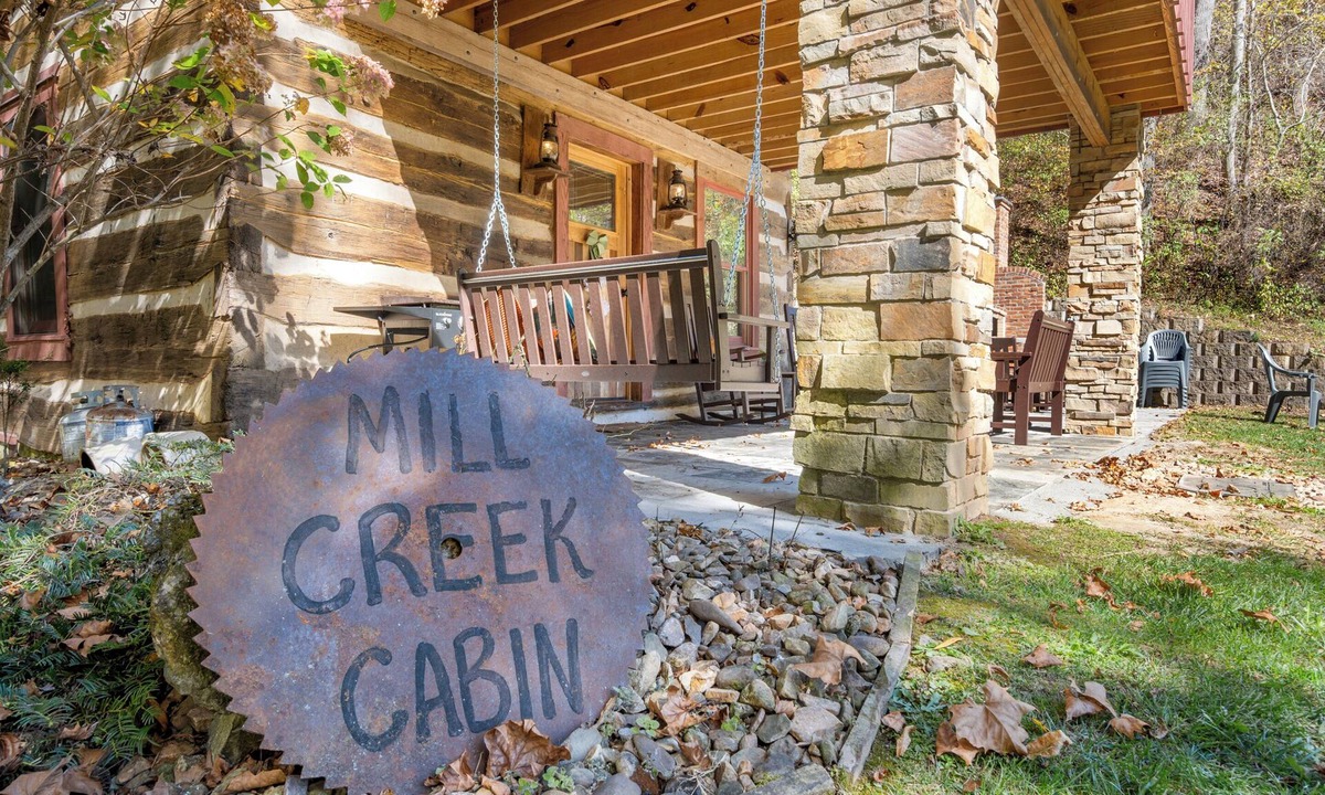Blacksburg Cabin | Charming 4-bedroom cabin with AC in Blacksburg