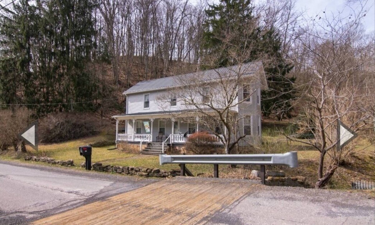 Alderson House | Charming 4-bedroom farmhouse in Alderson, Simple yet Superb!